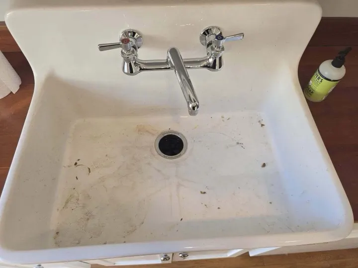 Bathroom before cleaning