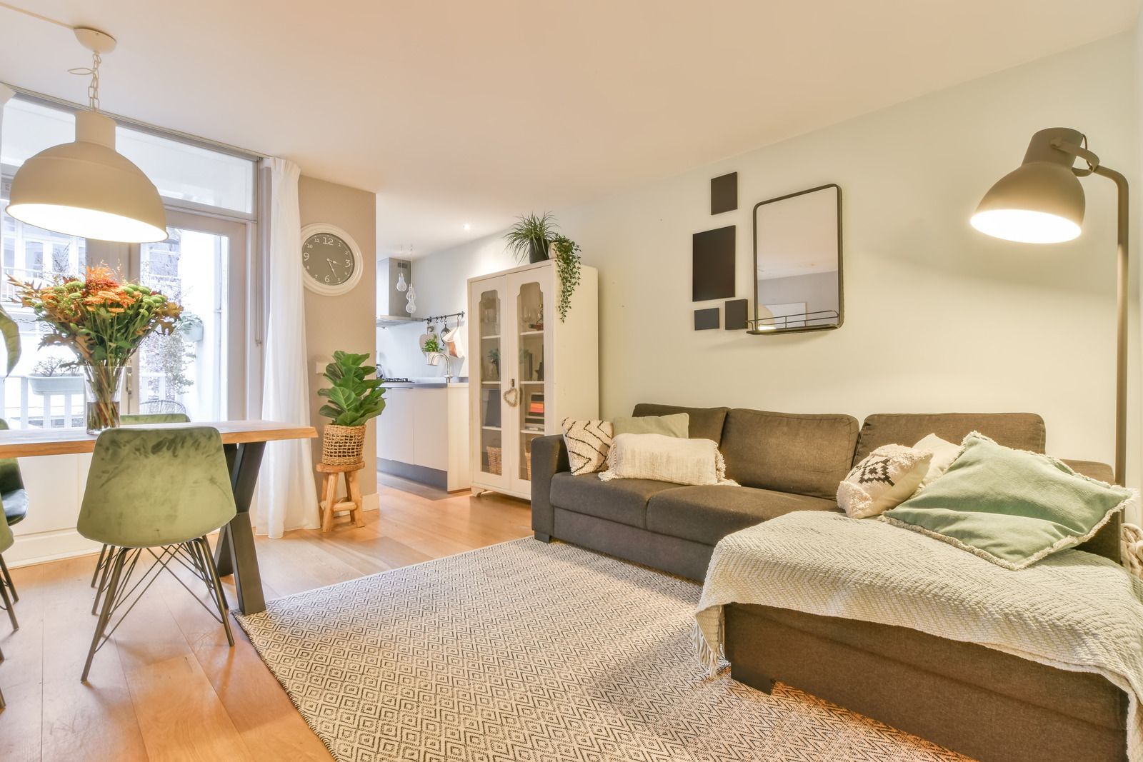Bright, clean living and dining space in a Barrie home